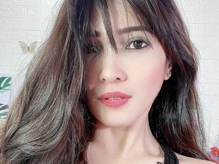 camgirl showing tits BellaWinter