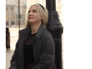 topless cam girl CarinGoodwin