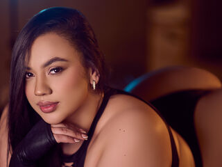 camgirl playing with vibrator CarolineBleir