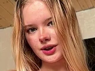 naughty camgirl masturbating with dildo JeannettaCeraos