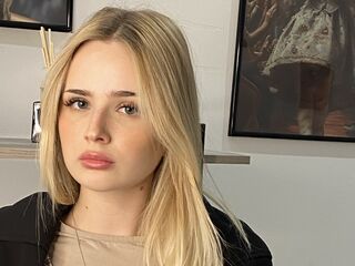 hot cam whore MarnieRhyner