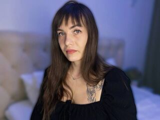 camgirl playing with vibrator MarthaBrigs