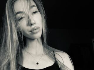 naked camgirl masturbating with vibrator NikkiTenerovich